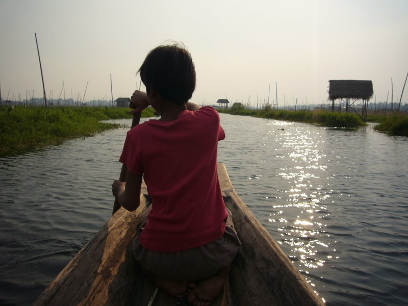 Travel - Myanmar - Inle Lake - Second Boat Trip - The Drivers Village - Paddling through the Village